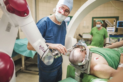 Az Országos Klinikai Idegtudományi Intézetben a ROSA idegsebészeti robot első közre­működése egy Parkinson-kóros férfi operációjánál.